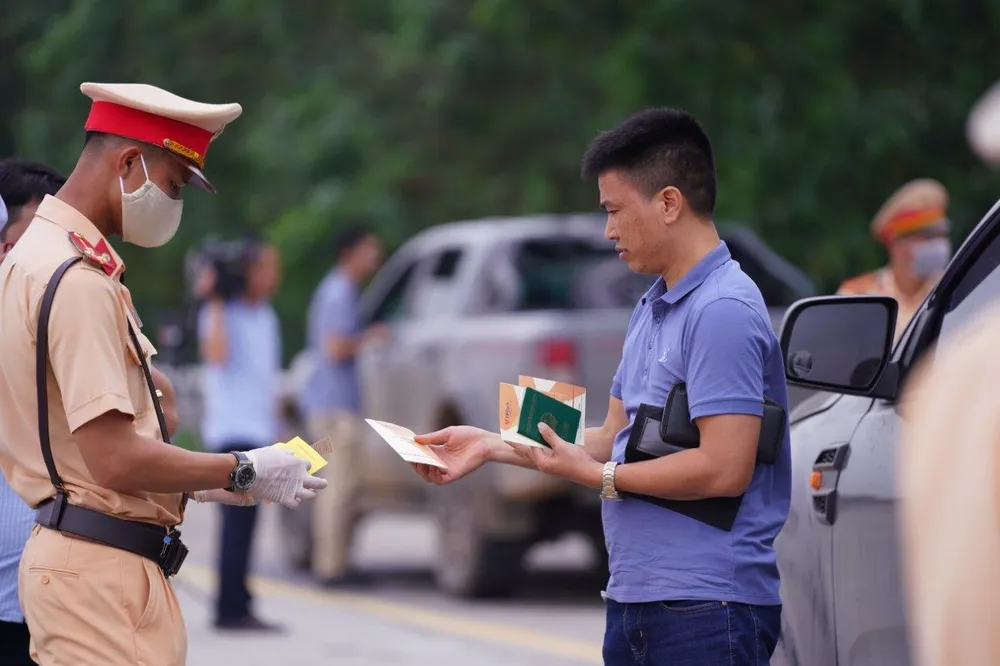 CSGT huy động tối đa lực lượng kiểm tra các phương tiện giao thông cơ giới đường bộ ảnh 14