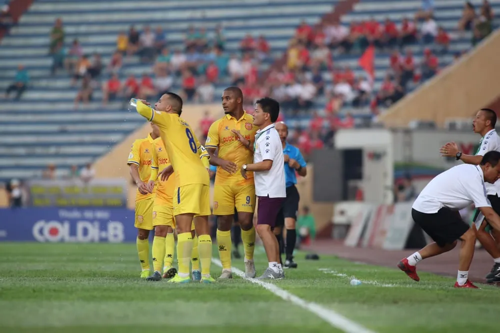 Nam Định bị trừng phạt với tấm thẻ đỏ, thất thủ trước Viettel ảnh 3