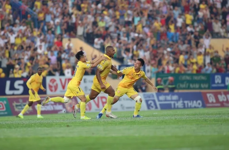 Nam Định bị trừng phạt với tấm thẻ đỏ, thất thủ trước Viettel ảnh 2