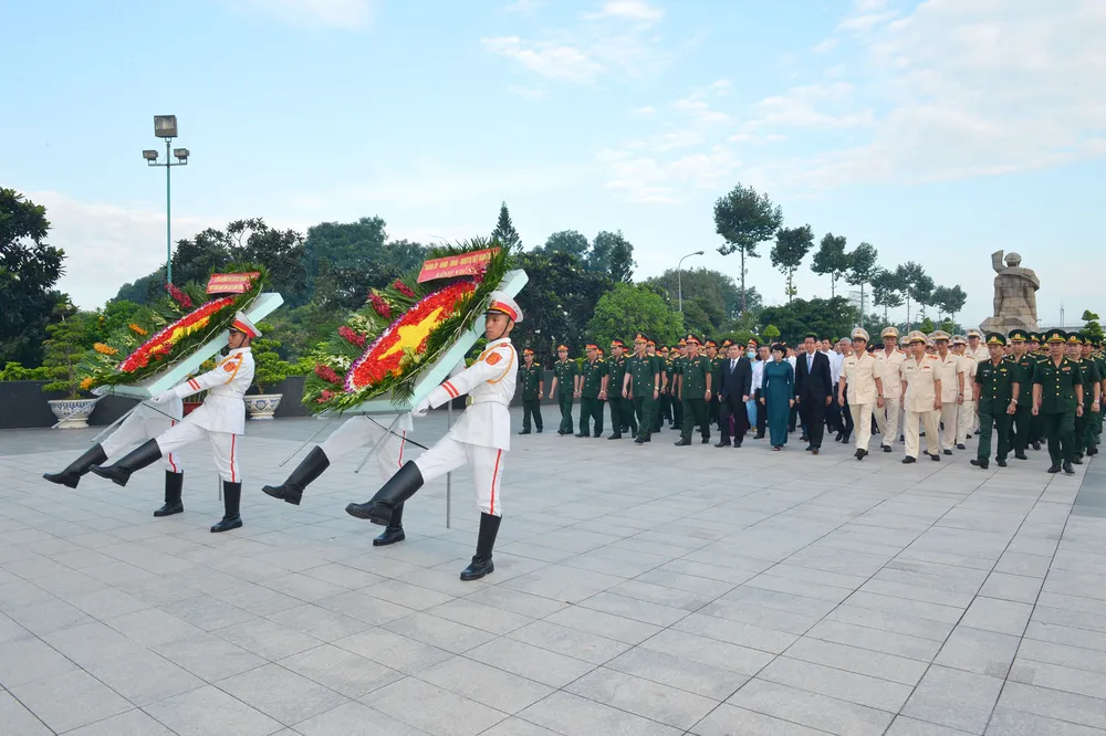 Lãnh đạo TPHCM dâng hương tưởng niệm các anh hùng liệt sĩ ảnh 1