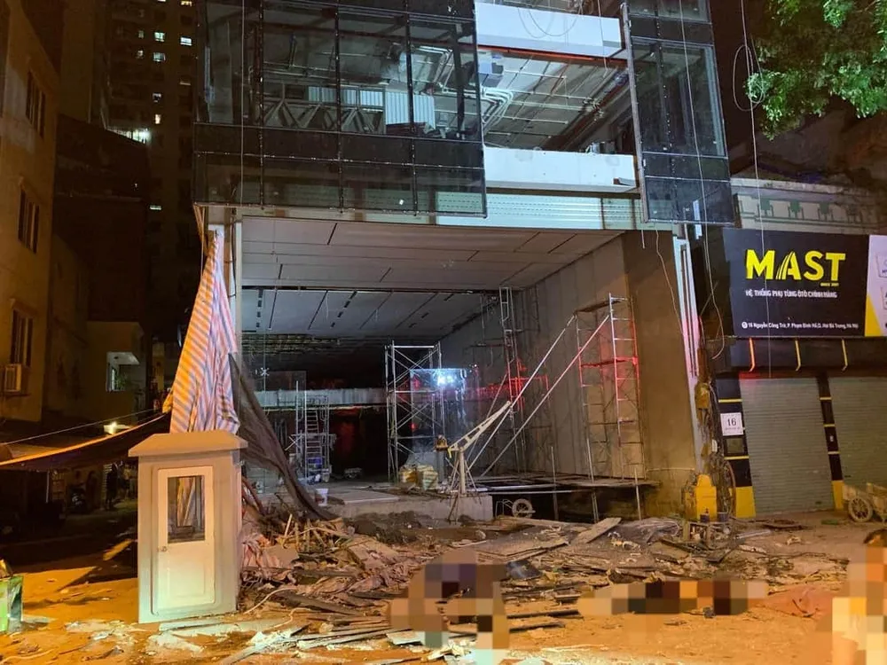 Ít nhất 4 người thương vong vụ sập giàn giáo ở phố Nguyễn Công Trứ, Hà Nội ảnh 1