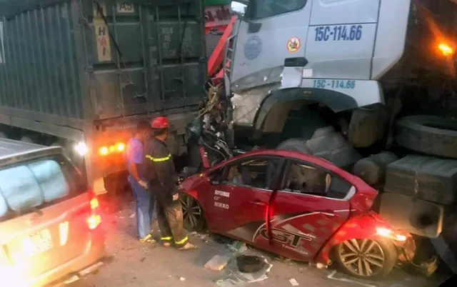 3 người tử vong trong chiếc xe ô tô 4 chỗ bị nghiền nát ảnh 1