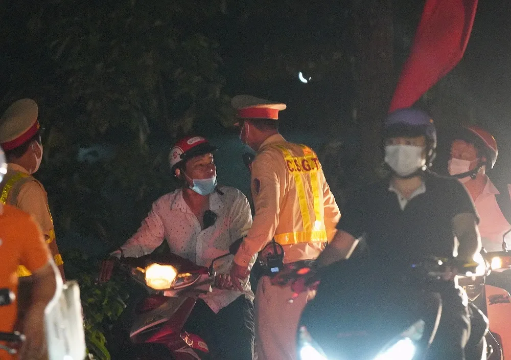 Hà Nội: CSGT xuyên đêm tuần tra, kiểm soát nồng độ cồn, ma túy ảnh 1