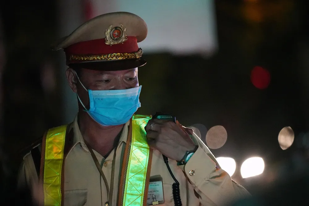 Hà Nội: CSGT xuyên đêm tuần tra, kiểm soát nồng độ cồn, ma túy ảnh 3