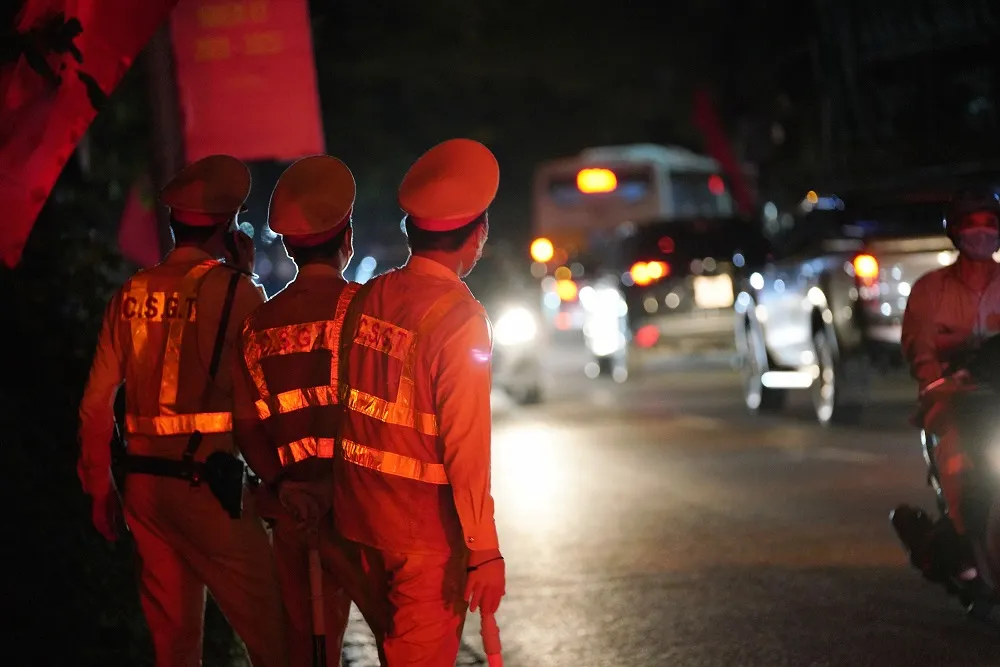 Hà Nội: CSGT xuyên đêm tuần tra, kiểm soát nồng độ cồn, ma túy ảnh 2