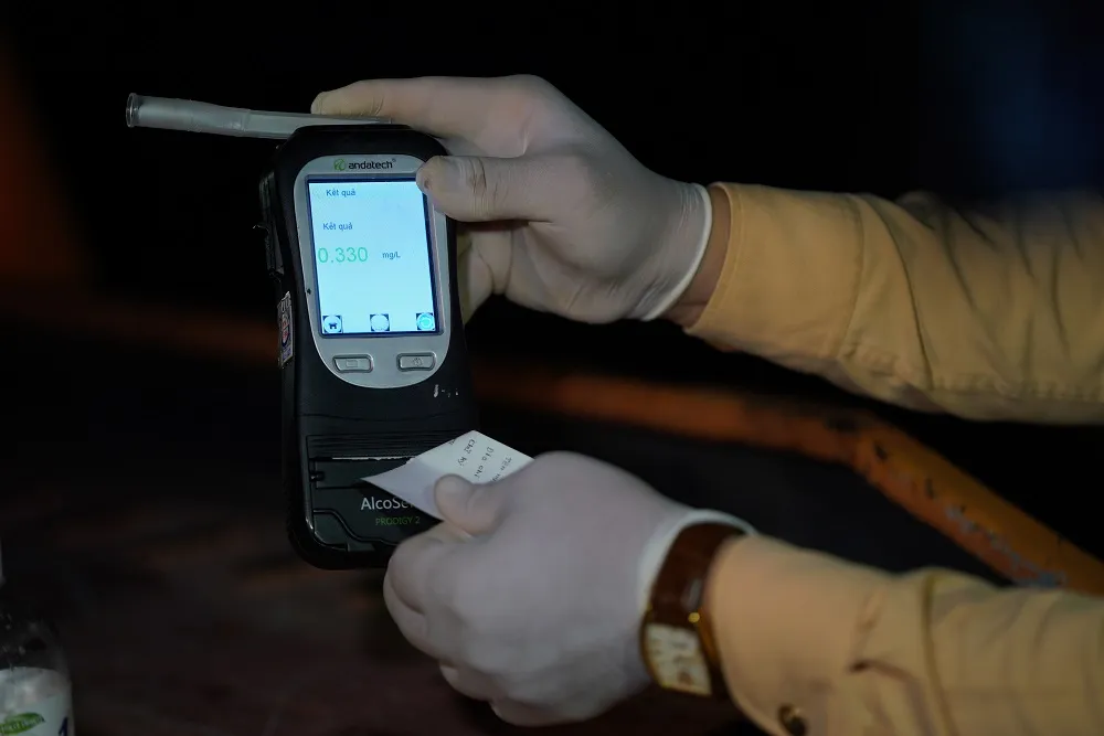 Hà Nội: CSGT xuyên đêm tuần tra, kiểm soát nồng độ cồn, ma túy ảnh 7