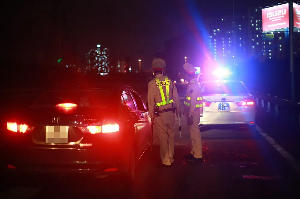 Hà Nội: CSGT xuyên đêm tuần tra, kiểm soát nồng độ cồn, ma túy ảnh 9