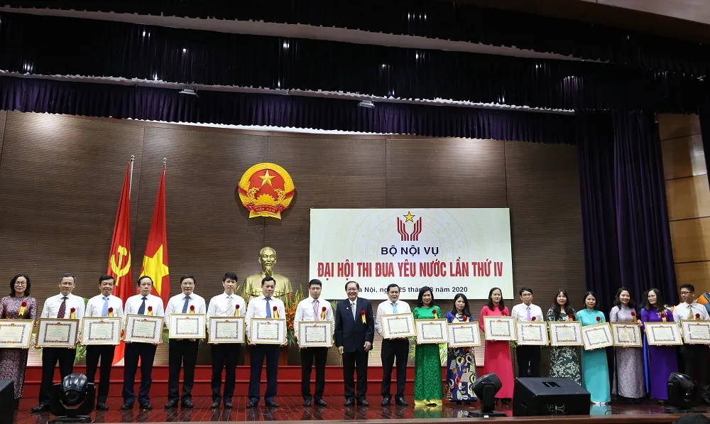 Bộ trưởng Lê Vĩnh Tân tặng bằng khen cho các tập thể, cá nhân có thành tích trong phong trào thi đua yêu nước. Ảnh: THANH TUẤN