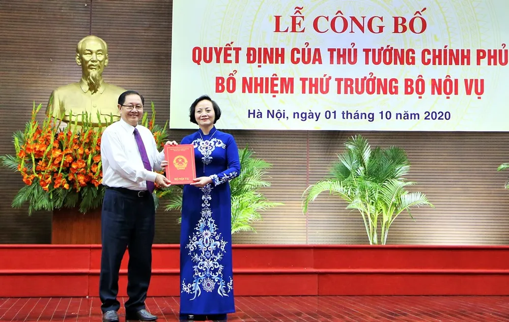 Tân Thứ trưởng Bộ Nội vụ Phạm Thị Thanh Trà hứa nỗ lực phấn đấu để hoàn thành mọi nhiệm vụ  ảnh 1