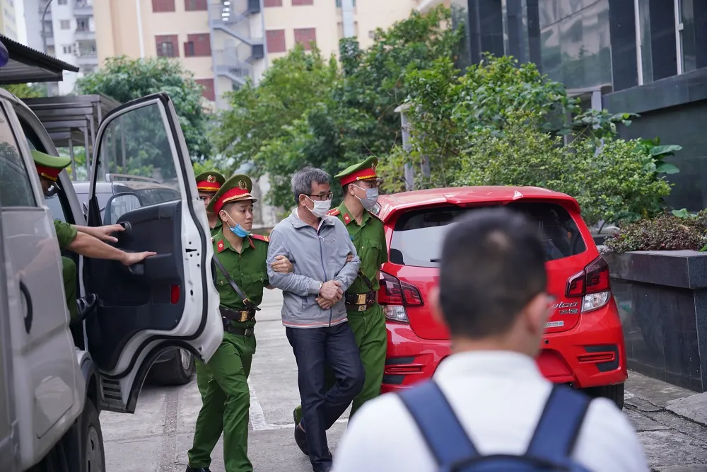 Các bị cáo làm thất thoát gần 1.700 tỷ đồng tại BIDV hầu tòa ảnh 4