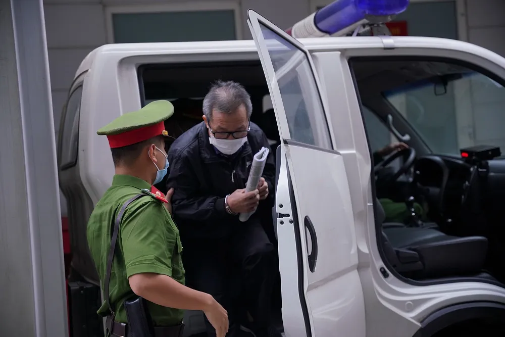 Các bị cáo làm thất thoát gần 1.700 tỷ đồng tại BIDV hầu tòa ảnh 5