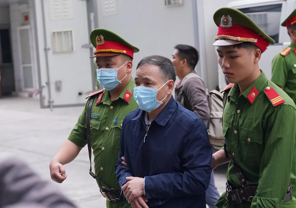 Các bị cáo làm thất thoát gần 1.700 tỷ đồng tại BIDV hầu tòa ảnh 1