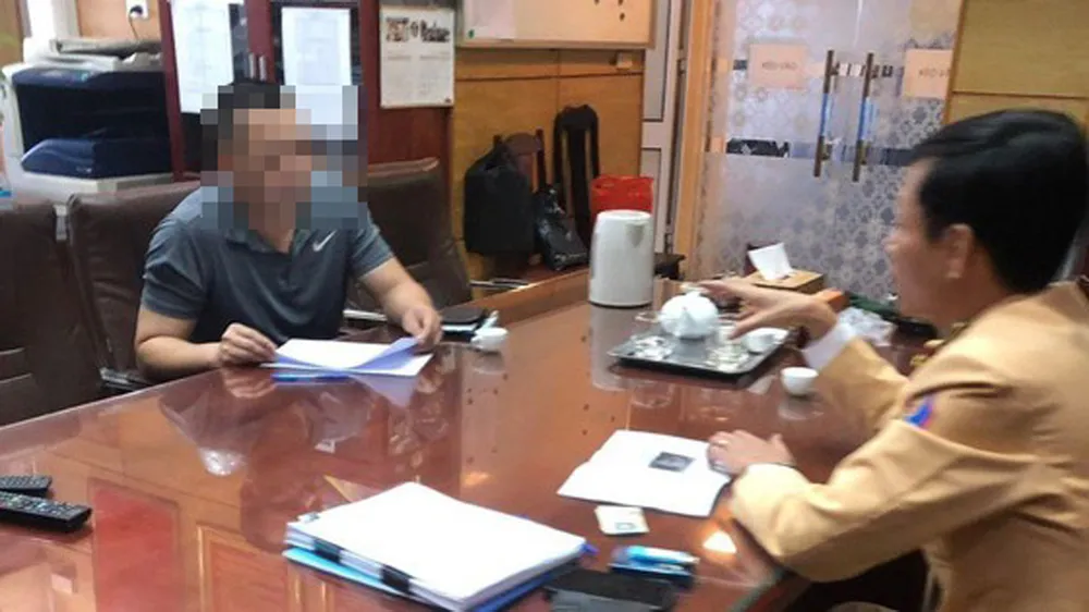 Tước giấy phép lái xe tài xế taxi cố tình vượt rào chắn đường sắt ảnh 1