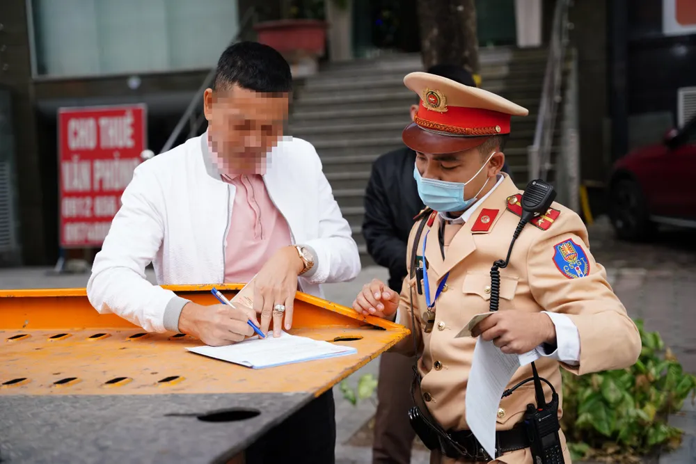 Hà Nội: Tài xế bất ngờ khi bị CSGT dán thông báo phạt nguội lên ôtô ảnh 2