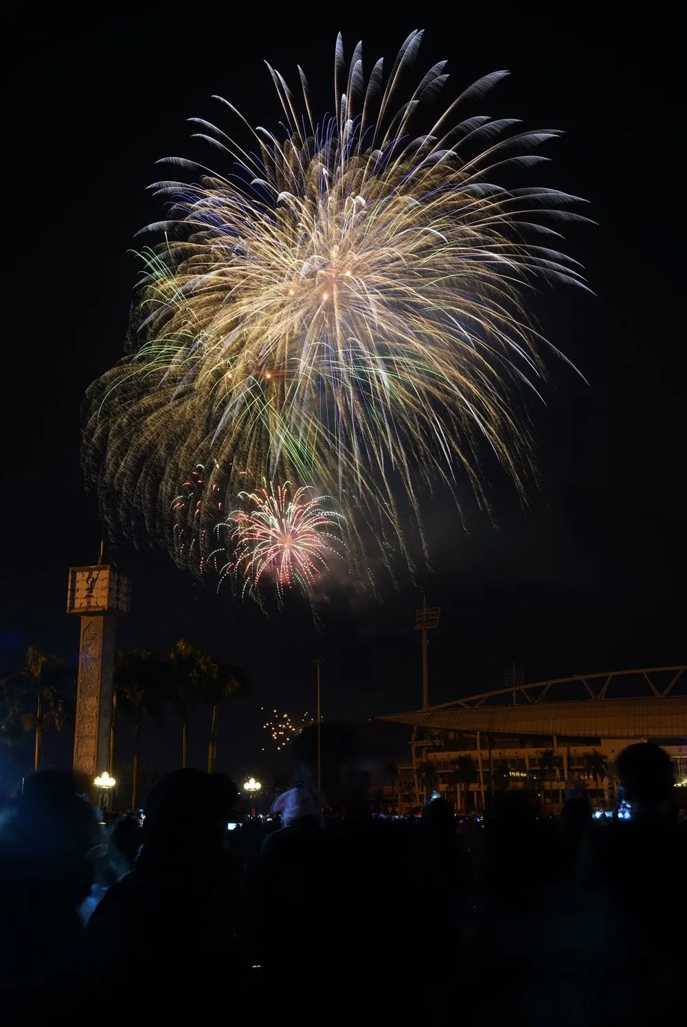 Mãn nhãn với màn pháo hoa chào đón năm mới tại Hà Nội ảnh 4