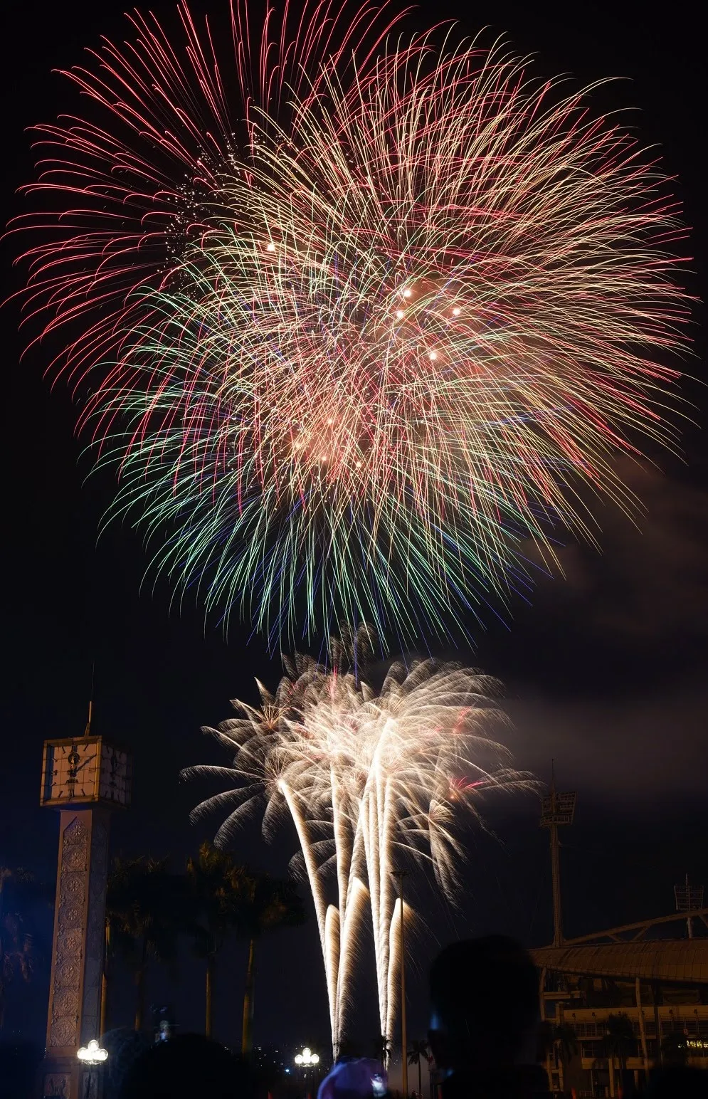 Mãn nhãn với màn pháo hoa chào đón năm mới tại Hà Nội ảnh 6