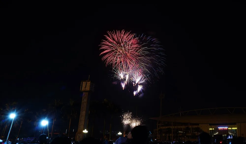 Mãn nhãn với màn pháo hoa chào đón năm mới tại Hà Nội ảnh 14