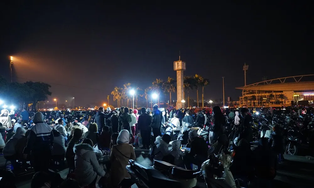 Mãn nhãn với màn pháo hoa chào đón năm mới tại Hà Nội ảnh 1