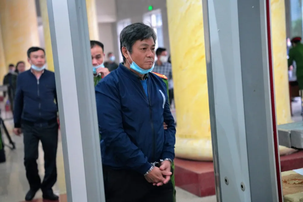 Vắng 3 bị cáo, hoãn phiên toà xét xử ông Vũ Huy Hoàng ảnh 5