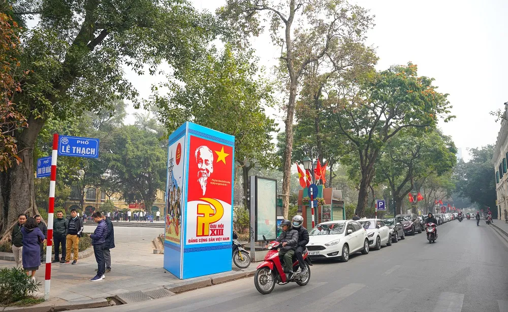 Đường phố Hà Nội “thay áo mới” chào mừng Đại hội Đảng lần thứ XIII ảnh 17