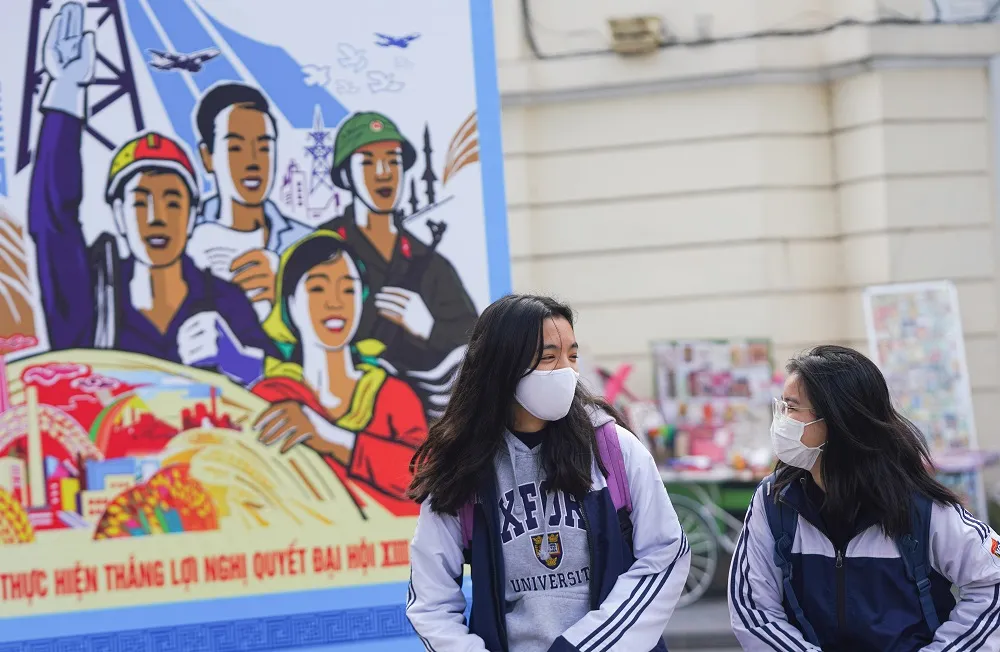 Đường phố Hà Nội “thay áo mới” chào mừng Đại hội Đảng lần thứ XIII ảnh 19