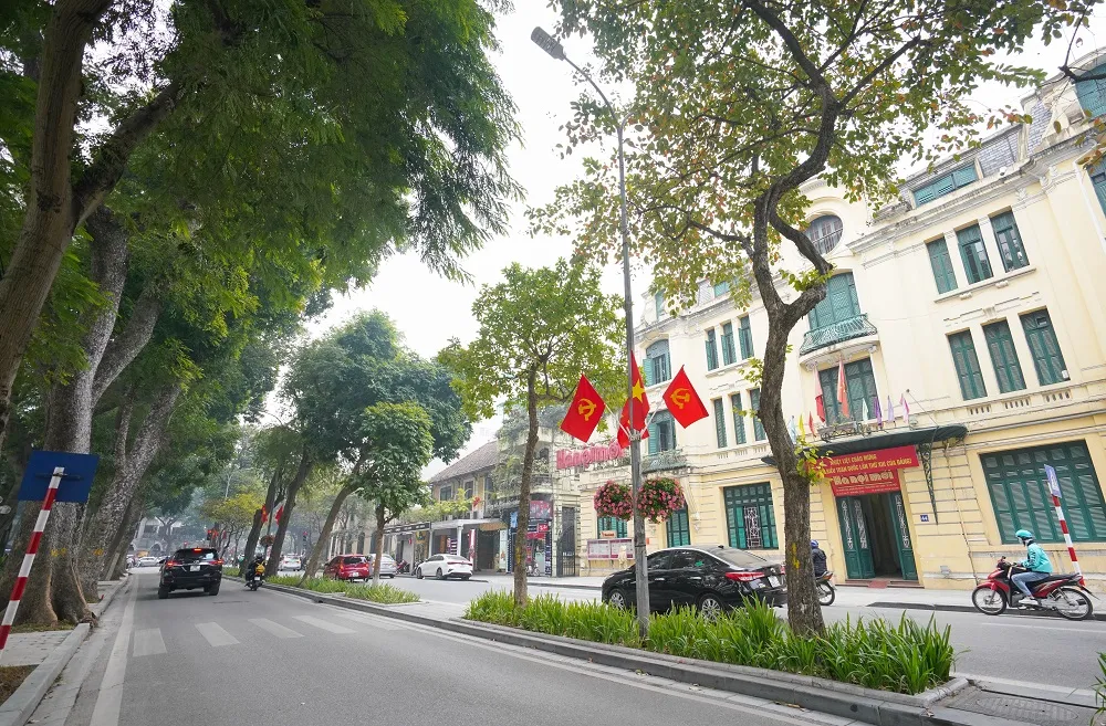 Đường phố Hà Nội “thay áo mới” chào mừng Đại hội Đảng lần thứ XIII ảnh 20