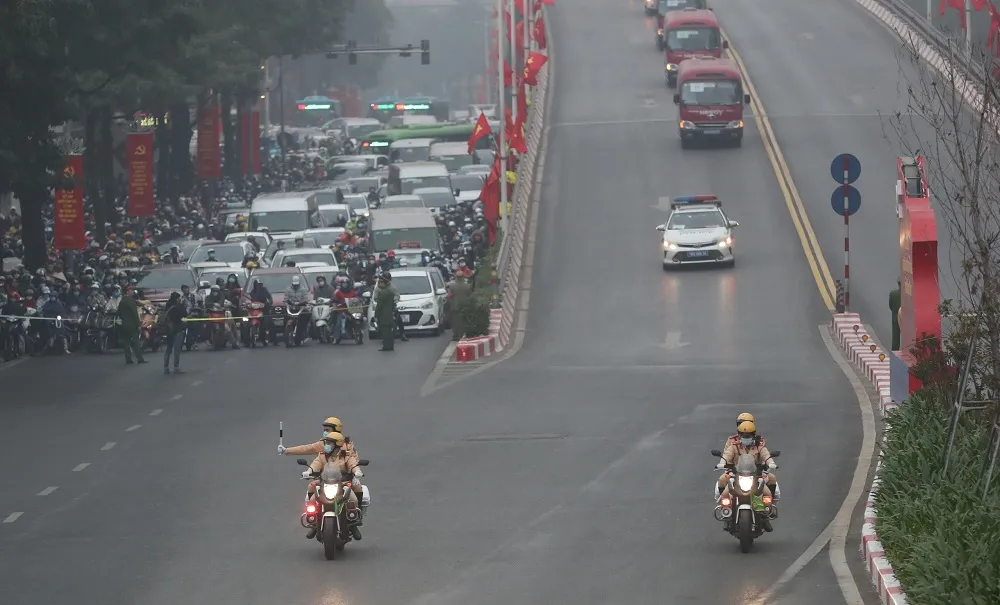 Đoàn xe đại biểu dự Đại hội XIII của Đảng tiến về Trung tâm Hội nghị Quốc gia ảnh 13