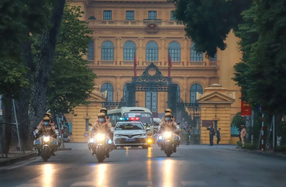 Đoàn xe đại biểu dự Đại hội XIII của Đảng tiến về Trung tâm Hội nghị Quốc gia ảnh 8