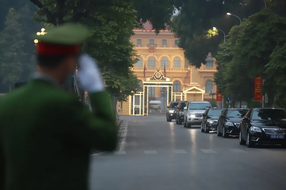 Đoàn xe đại biểu dự Đại hội XIII của Đảng tiến về Trung tâm Hội nghị Quốc gia ảnh 9