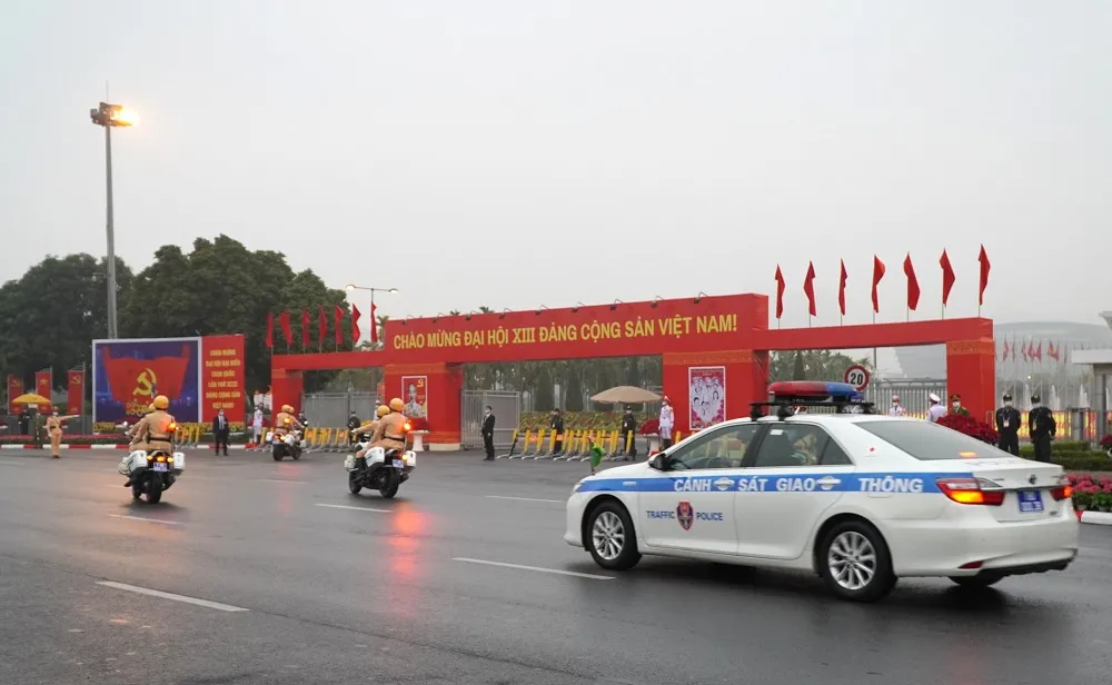 Đoàn xe đại biểu dự Đại hội XIII của Đảng tiến về Trung tâm Hội nghị Quốc gia ảnh 17