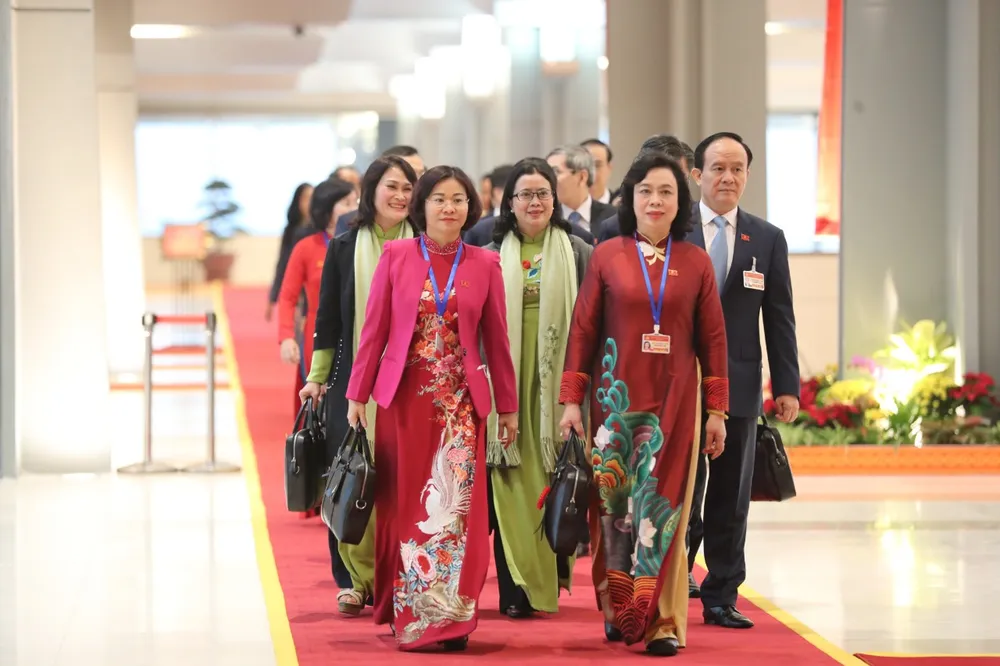 Đoàn xe đại biểu dự Đại hội XIII của Đảng tiến về Trung tâm Hội nghị Quốc gia ảnh 19