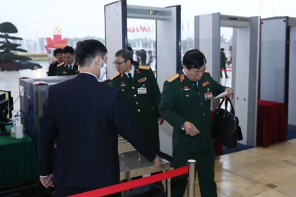 Đoàn xe đại biểu dự Đại hội XIII của Đảng tiến về Trung tâm Hội nghị Quốc gia ảnh 18