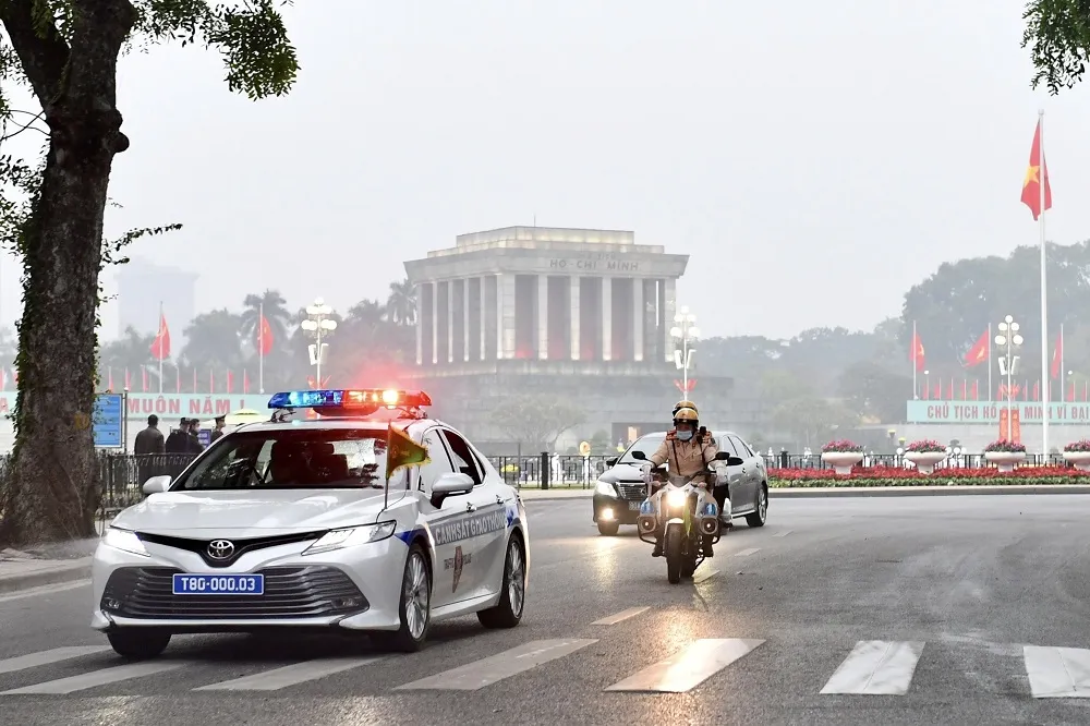 Đoàn xe đại biểu dự Đại hội XIII của Đảng tiến về Trung tâm Hội nghị Quốc gia ảnh 10