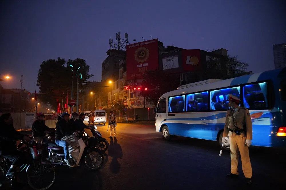 Đoàn xe đại biểu dự Đại hội XIII của Đảng tiến về Trung tâm Hội nghị Quốc gia ảnh 6