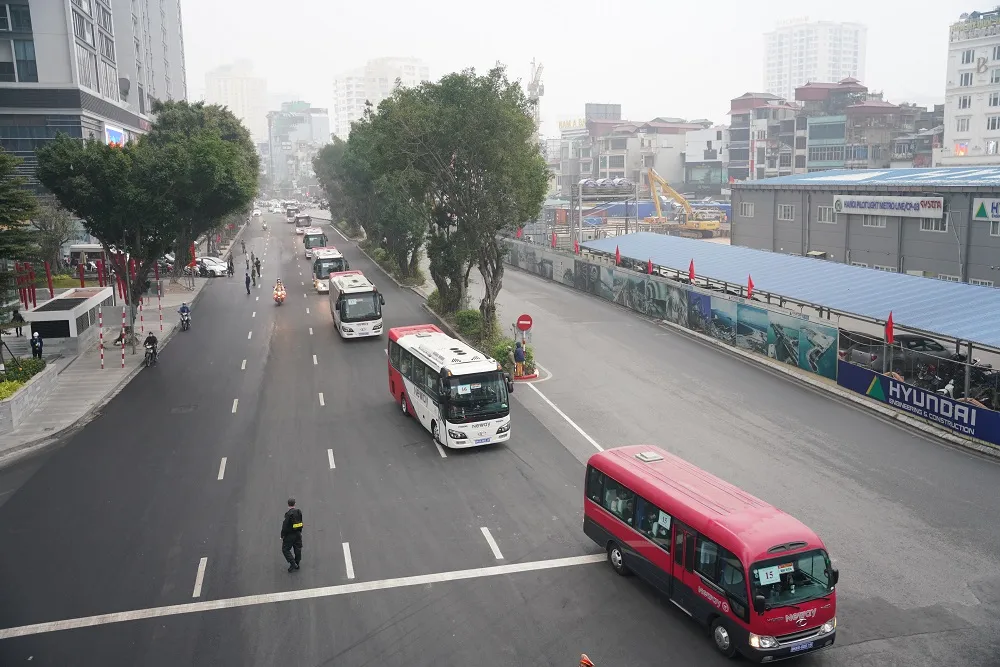 Đoàn xe đại biểu dự Đại hội XIII của Đảng tiến về Trung tâm Hội nghị Quốc gia ảnh 12
