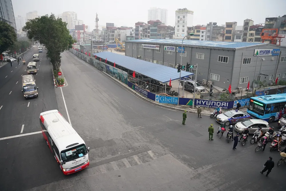 Đoàn xe đại biểu dự Đại hội XIII của Đảng tiến về Trung tâm Hội nghị Quốc gia ảnh 11