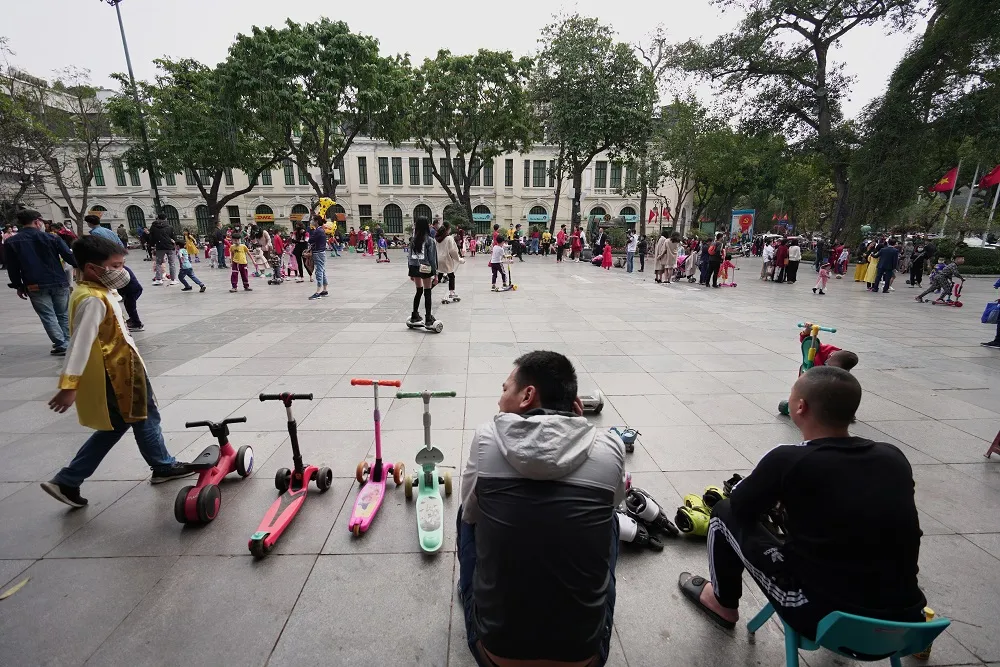 Hàng nghìn người du xuân ở hồ Hoàn Kiếm ảnh 2