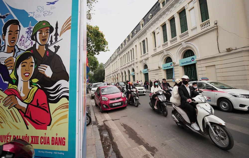 Hàng nghìn người du xuân ở hồ Hoàn Kiếm ảnh 3