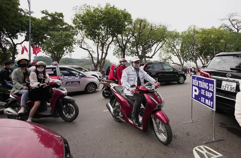 Hàng nghìn người du xuân ở hồ Hoàn Kiếm ảnh 4