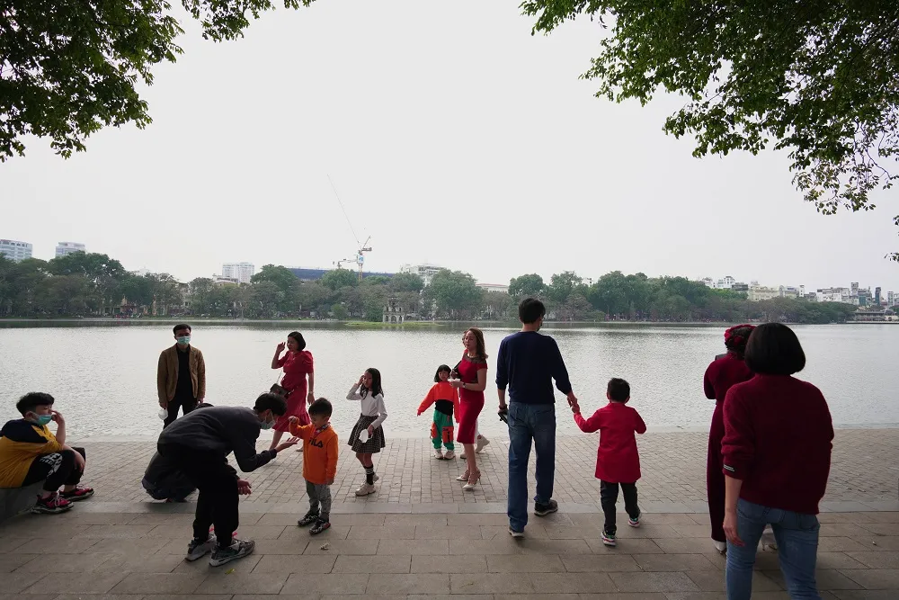 Hàng nghìn người du xuân ở hồ Hoàn Kiếm ảnh 5