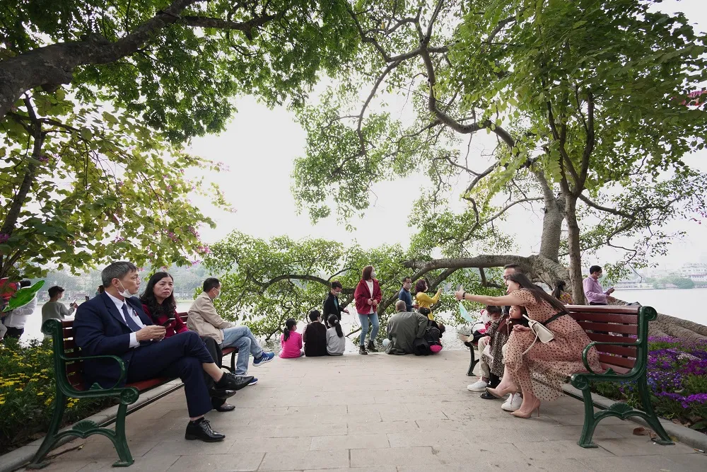 Hàng nghìn người du xuân ở hồ Hoàn Kiếm ảnh 8