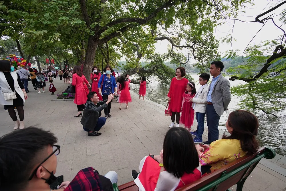 Hàng nghìn người du xuân ở hồ Hoàn Kiếm ảnh 7