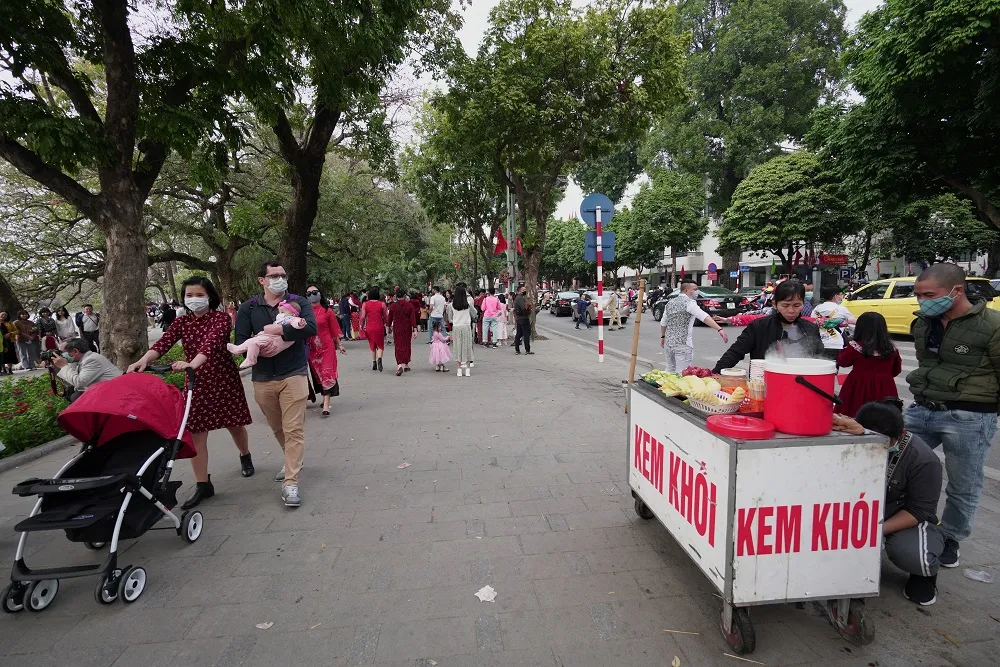 Hàng nghìn người du xuân ở hồ Hoàn Kiếm ảnh 9