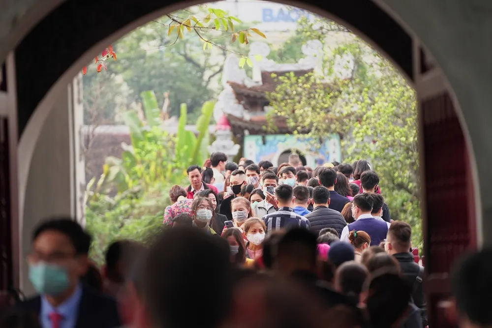 Hàng nghìn người du xuân ở hồ Hoàn Kiếm ảnh 13