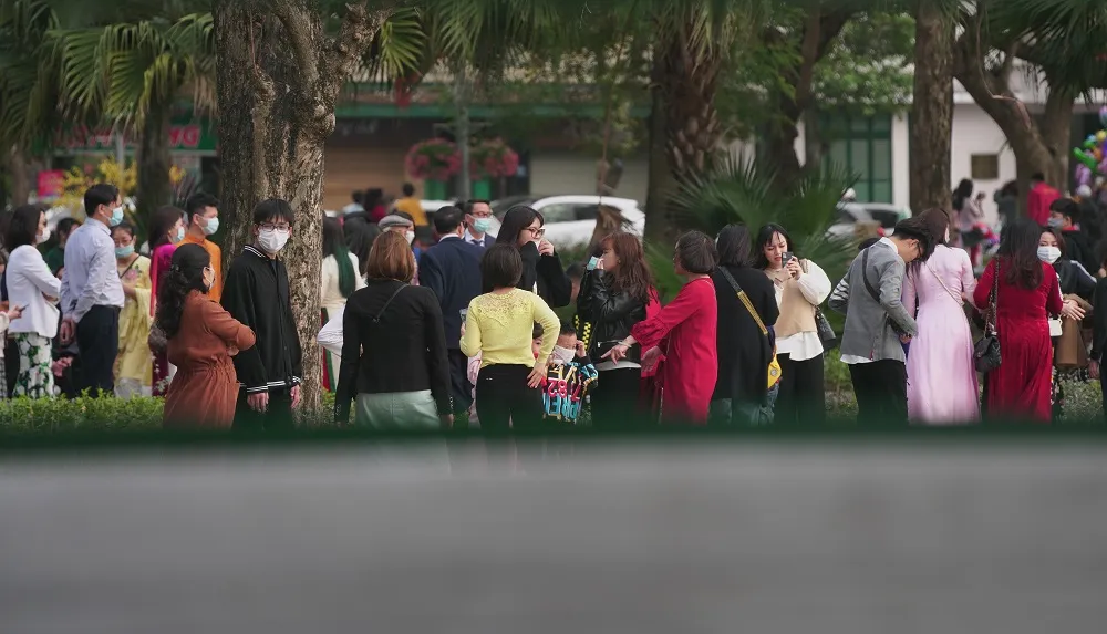 Hàng nghìn người du xuân ở hồ Hoàn Kiếm ảnh 10