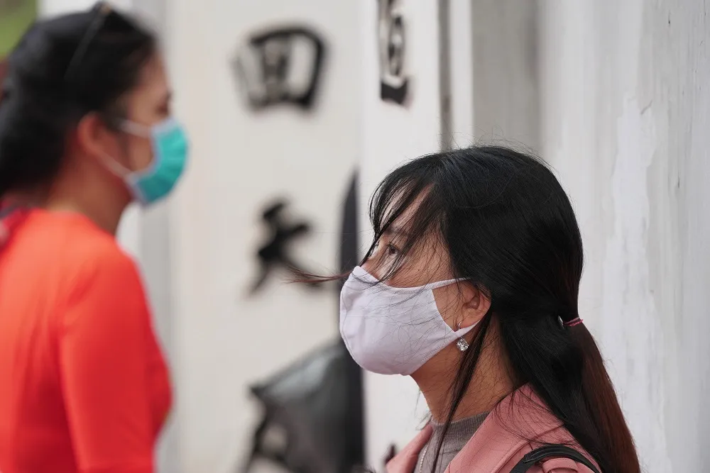 Hàng nghìn người du xuân ở hồ Hoàn Kiếm ảnh 18