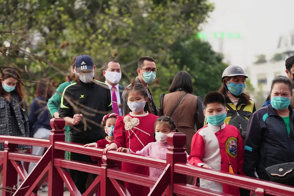 Hàng nghìn người du xuân ở hồ Hoàn Kiếm ảnh 17