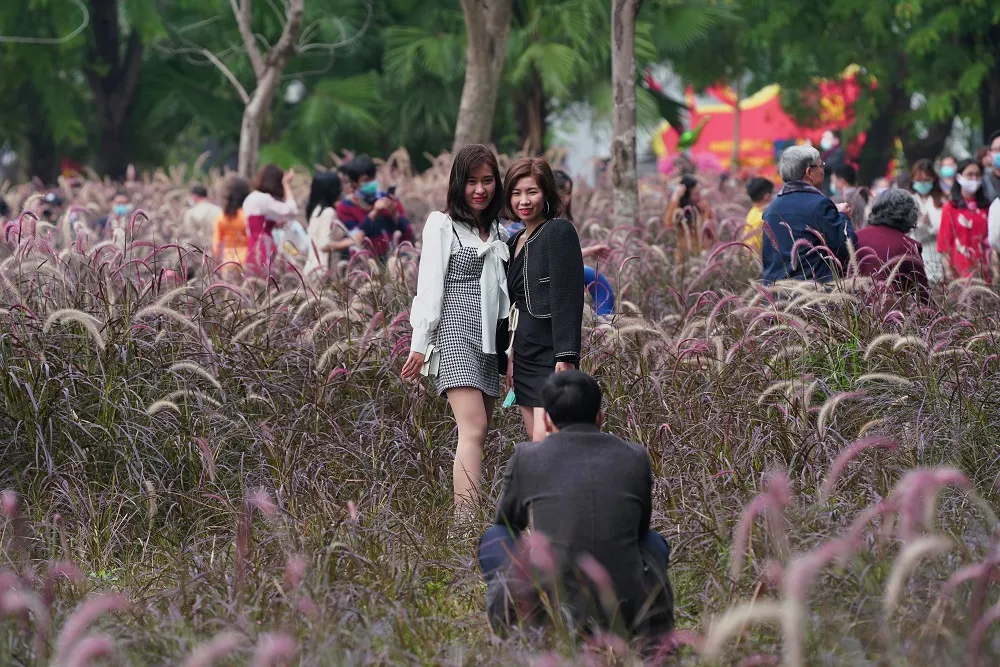 Hàng nghìn người du xuân ở hồ Hoàn Kiếm ảnh 20