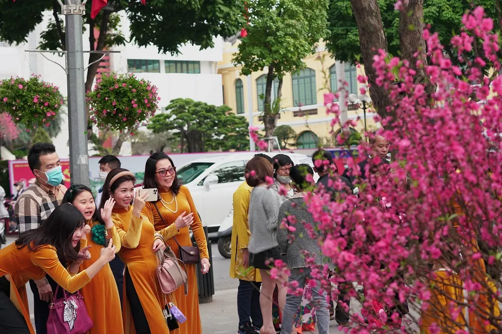 Hàng nghìn người du xuân ở hồ Hoàn Kiếm ảnh 11