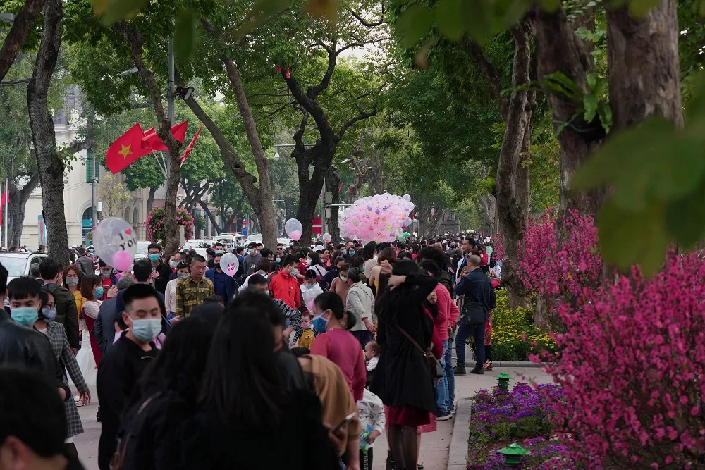 Hàng nghìn người du xuân ở hồ Hoàn Kiếm ảnh 6